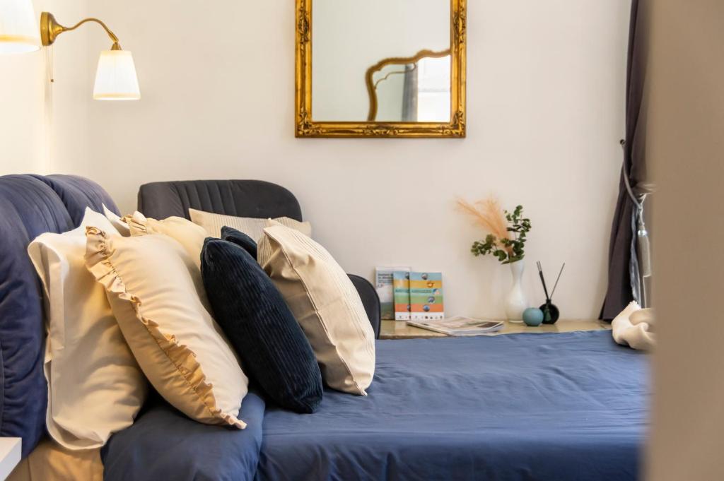 阿韦扎诺Residenza Avezzano Bed and Breakfast的一张蓝色的床,里面配有枕头