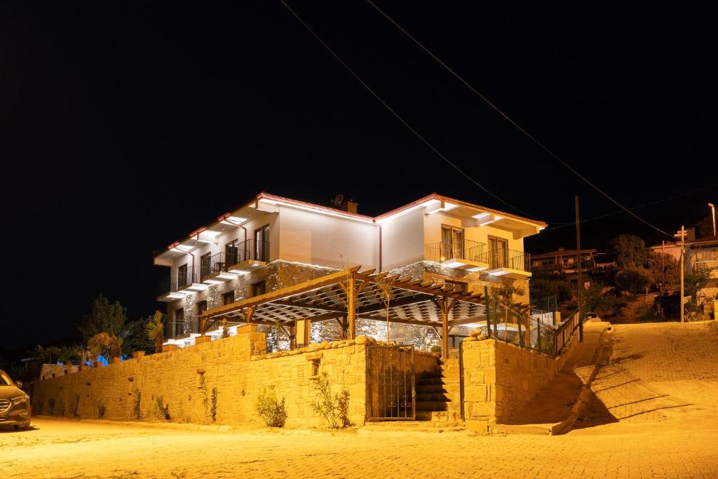 格克切达镇TERRA GAİA Hotel的夜间在建的房子