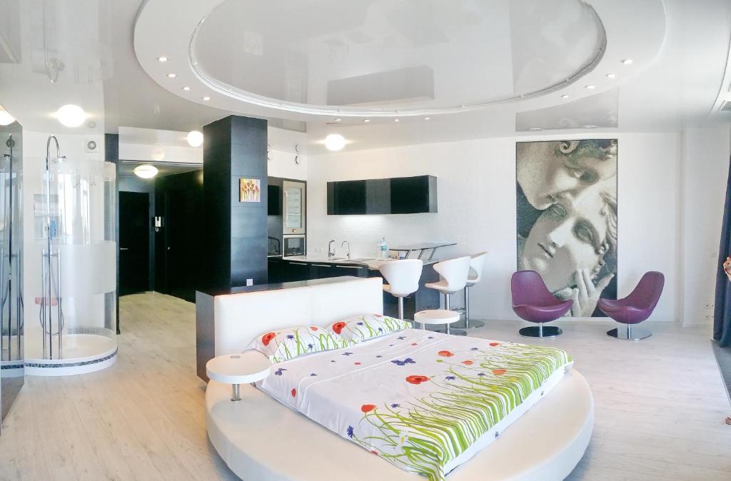 第聂伯罗莫斯特城市公寓式酒店的一间卧室设有一张床和一间客厅。