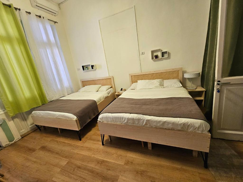特拉布洛斯City Hostel Dormitory的绿窗帘间内的两张床