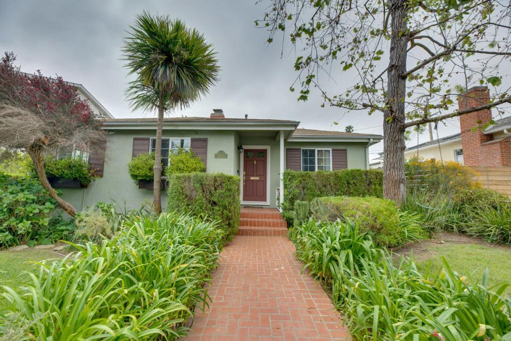 洛杉矶Quaint Los Angeles Home about 4 Mi to Venice Beach!的通往前门的砖砌走道的房子