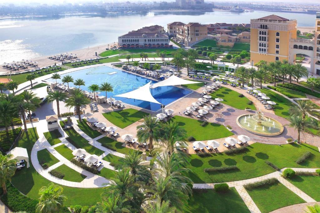 阿布扎比阿布扎比（大运河）丽思卡尔顿酒店的享有带游泳池和海滩的度假村的空中景致