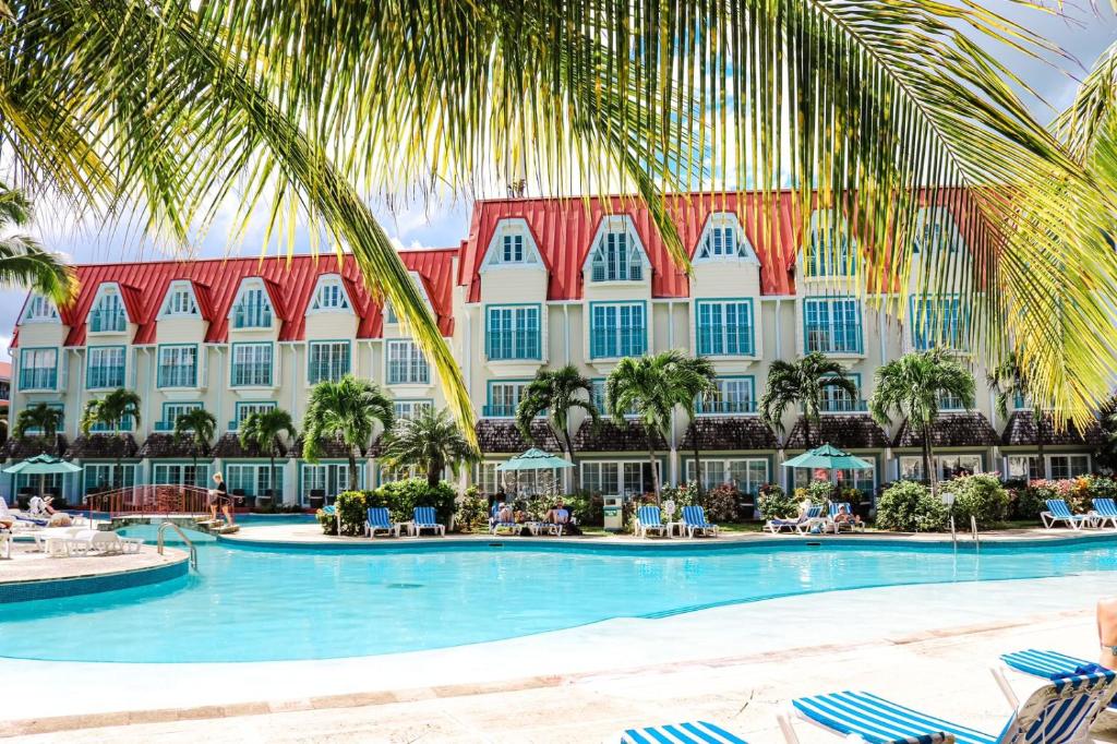格罗斯岛可可棕榈的从游泳池欣赏到度假村的景色