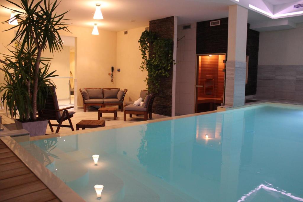 圣迪斯迪恩德弗拉奈雷特酒店的客厅里带灯光的游泳池