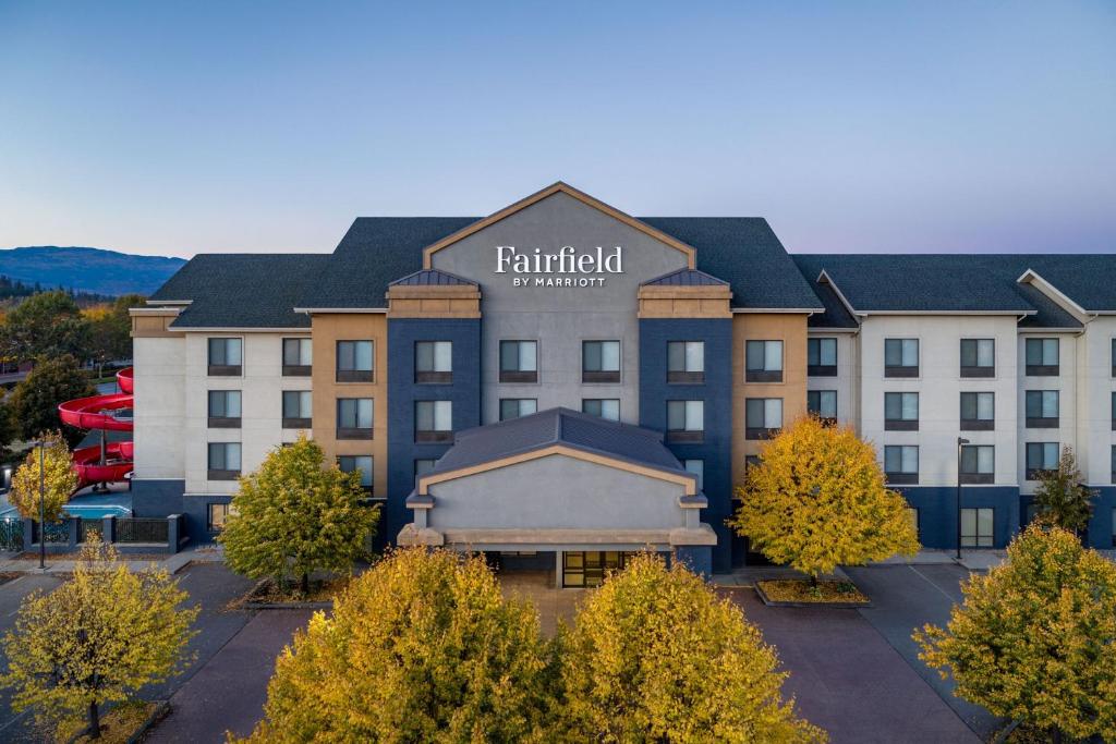 基洛纳Fairfield Inn & Suites by Marriott Kelowna的 ⁇ 染了这座小城旅馆和套房