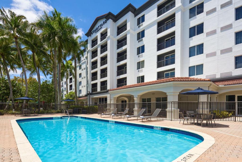 韦斯顿Courtyard by Marriott Fort Lauderdale Weston的酒店前的游泳池