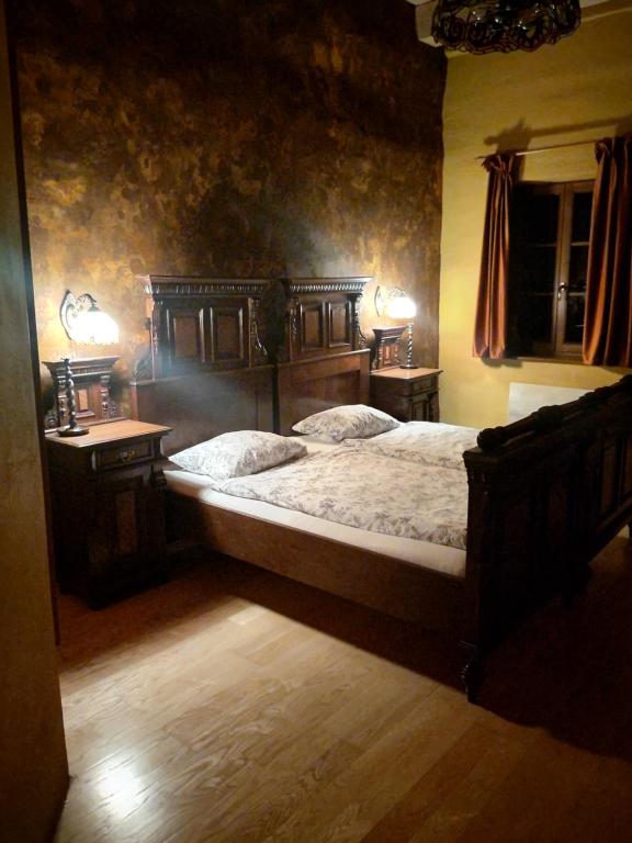 莱沃恰Residence Spillenberg Classic Room的一间卧室设有一张大床和两个床头柜