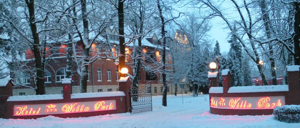 扎甘威拉公园酒店的一座被雪覆盖的建筑,上面有灯光