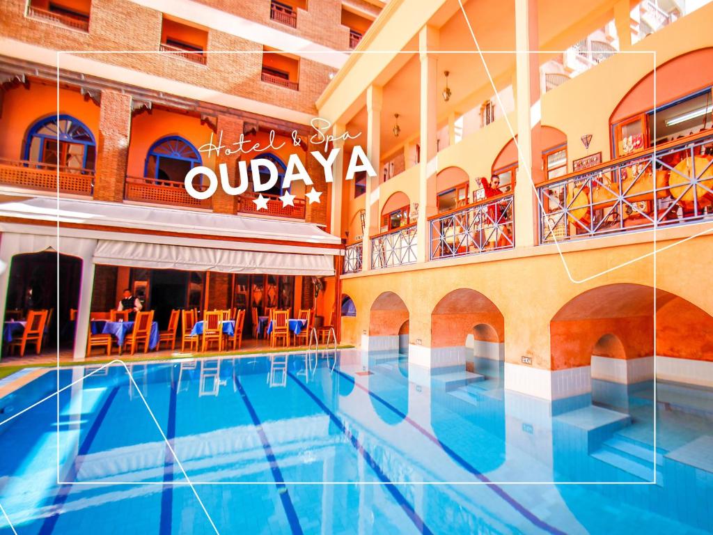 马拉喀什Hotel Oudaya & Spa的一座位于大楼中间的酒店游泳池