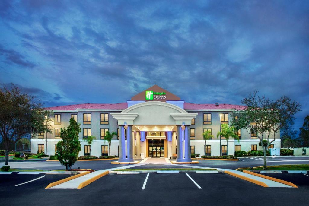 锡布灵Holiday Inn Express & Suites Sebring, an IHG Hotel的前面有一个停车位的酒店