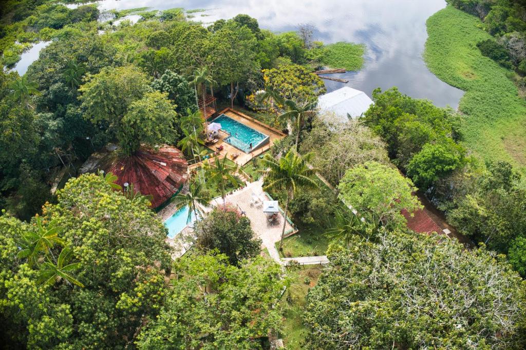 IrandubaAmazonia Jungle Hotel的森林中房屋的空中景观