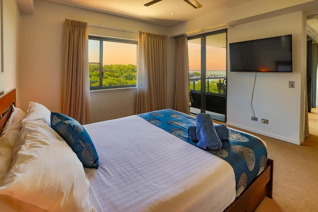 达尔文Oceania at Darwin Waterfront的一间卧室设有一张大床和一台平面电视。