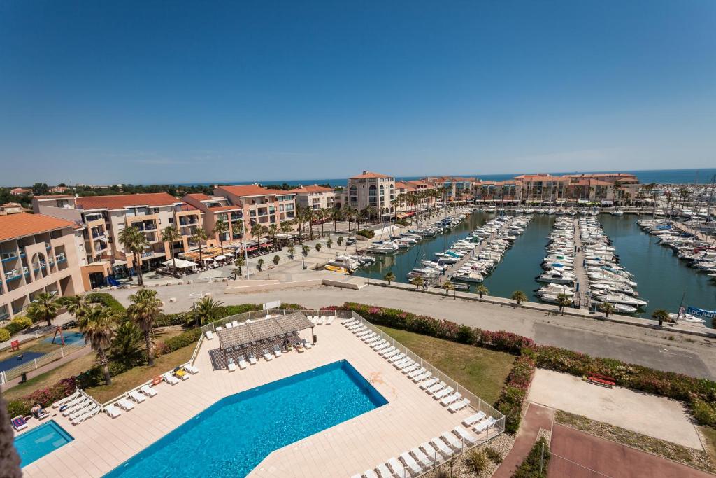 滨海阿热莱斯阿尔格里斯美尔&高尔夫港口公寓的享有度假村码头的空中景致