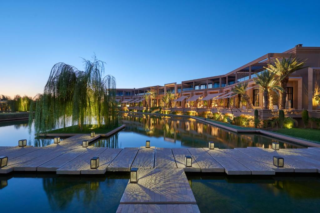 马拉喀什文华东方度假酒店，马拉喀什的城市运河的景观