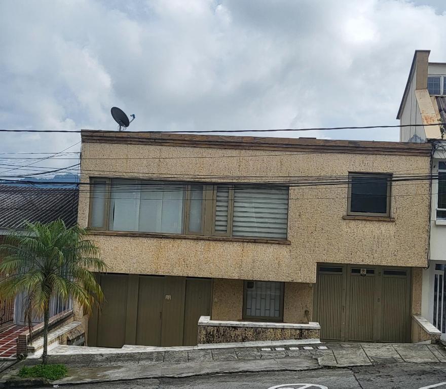 马尼萨莱斯LA CASA DEL CABLE -Atractivo Único Sector Cable 104-的栖息在房子屋顶上的鸟