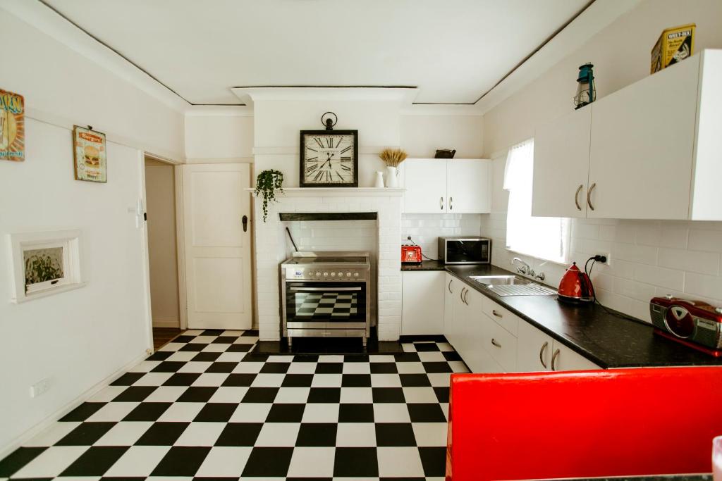 温莎国王度假屋的厨房铺有黑白的格子地板。