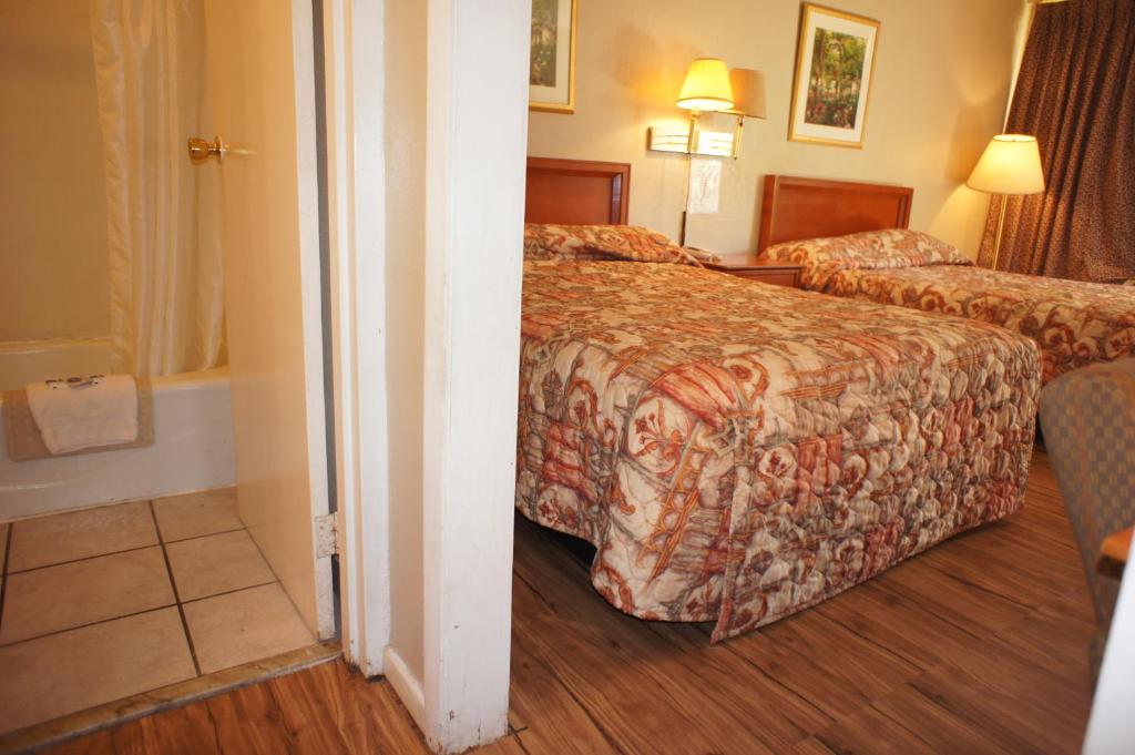 橙县Executive Inn & Suites的酒店客房带两张床和一间浴室