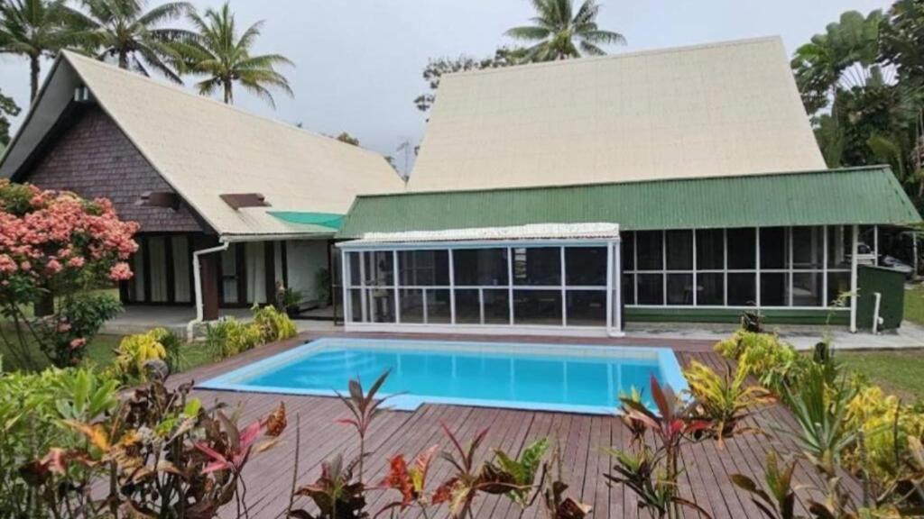 太平洋港Villa Serenity welcomes you的一座房子前面设有游泳池