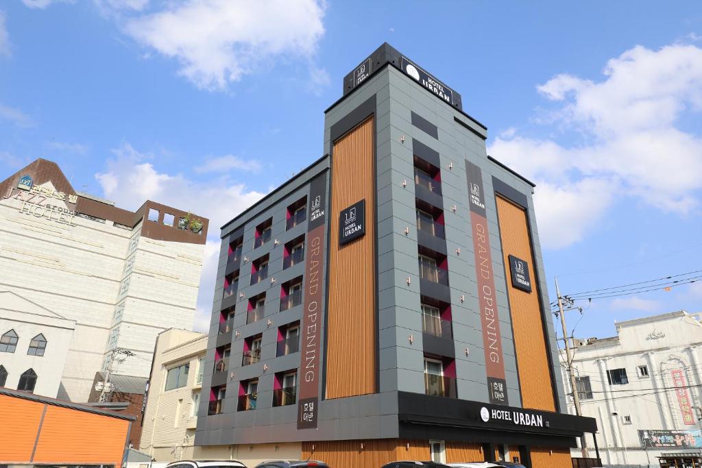 全州市Jeonju Urban Hotel的城市中心高楼