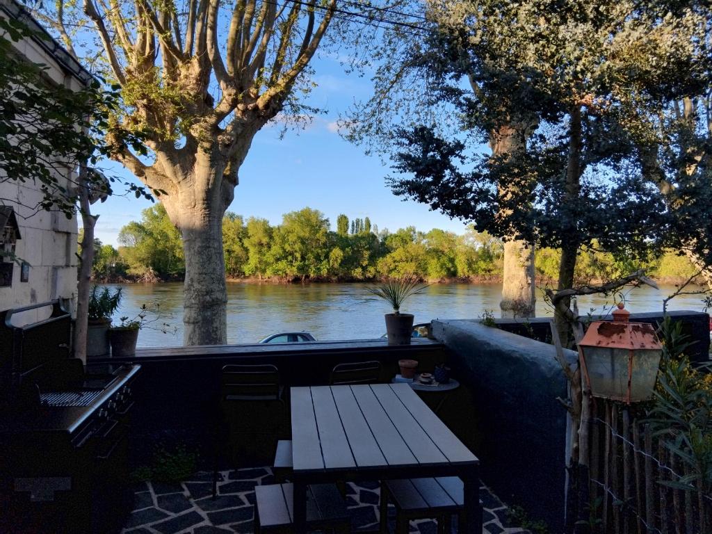 Chalonnes-sur-LoireLe Logis des Mariniers的河景野餐桌