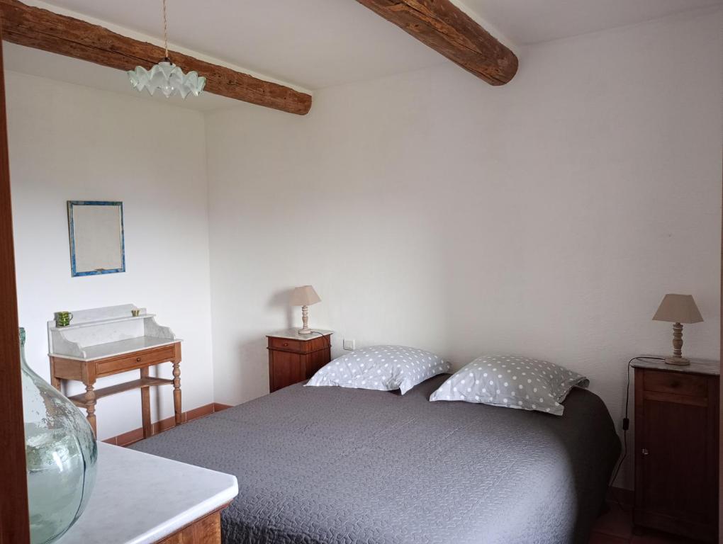 拉科斯特Le Lavoir的一间卧室配有一张床和一个水槽