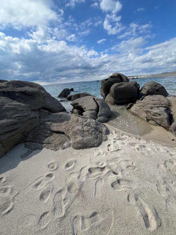 特雷甘克MH VAL&YVAN plage, piscine pointe de Trévignon et concarneau的沙滩上岩石和足迹