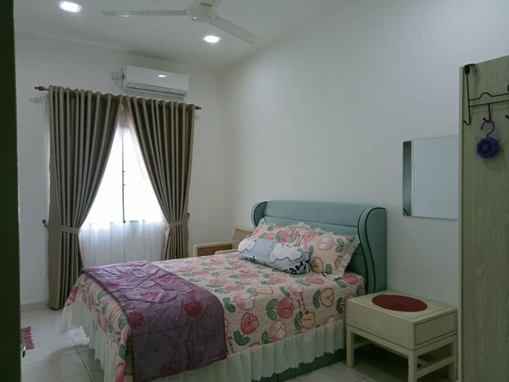 甲抛峇底MR OT HOMESTAY ( BAITUL RAUDHAH )的一间卧室设有一张床和一个窗口