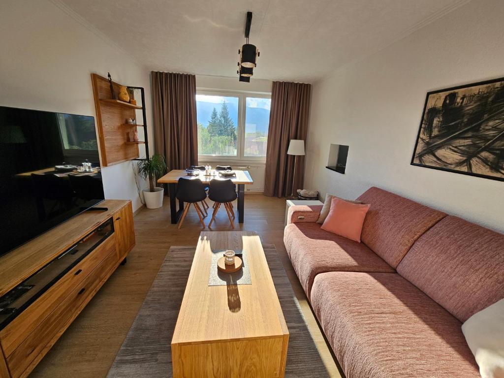 马汀Apartmán Pohoda的客厅配有沙发和桌子