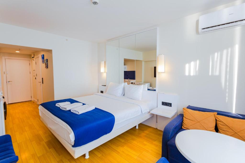 巴统Orbi City- Premium Class的一间卧室配有一张大床和镜子