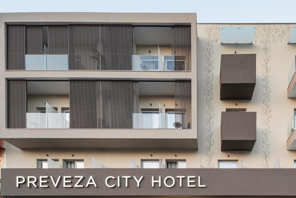 普雷韦扎Preveza City Comfort Hotel的旁边带阳台的建筑