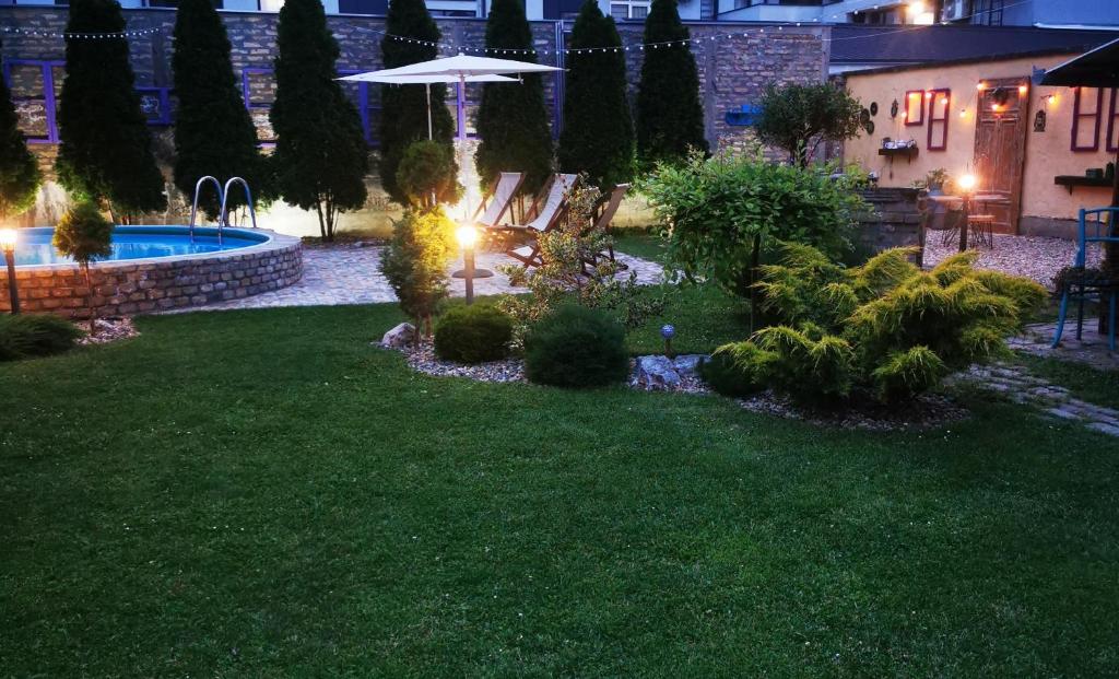 松博尔瑞里克旅馆的夜间后院,带游泳池和景观