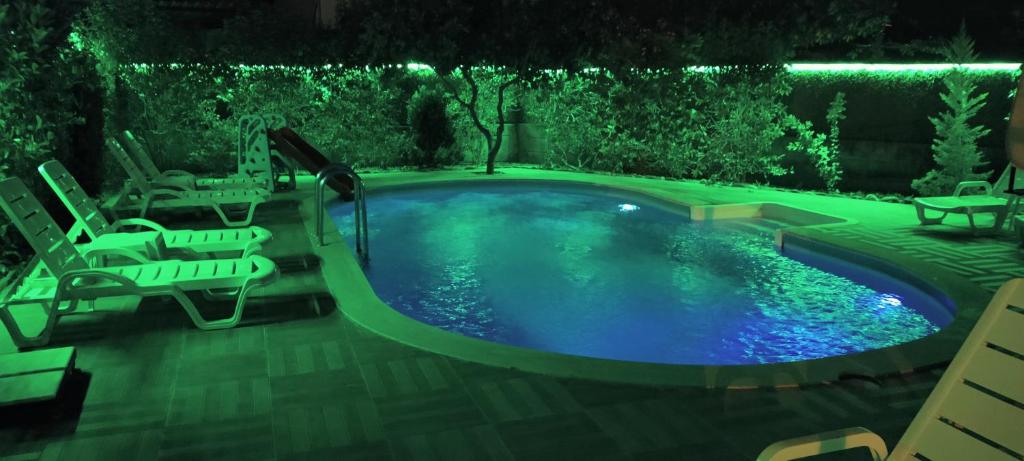 马尔马里斯Arslan Villa with Pool的一个带两把椅子和一张桌子的游泳池