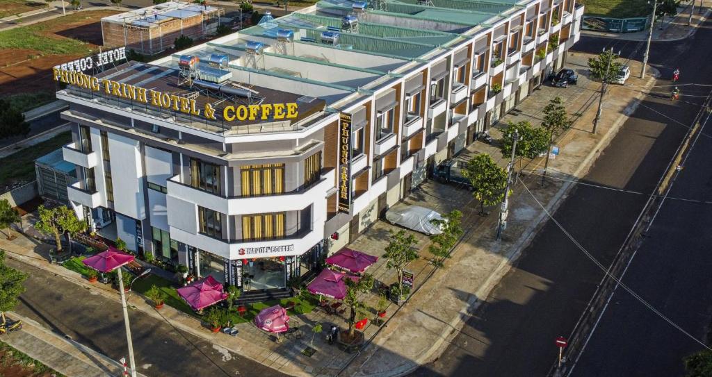 波来古市Phương Trinh Hotel & Coffee的享有酒店大楼的顶部景色