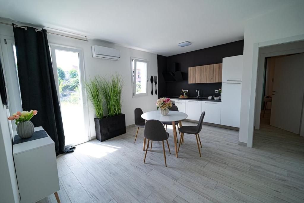 索尔索Appartamento Sorso的一间带桌椅的客厅和一间厨房