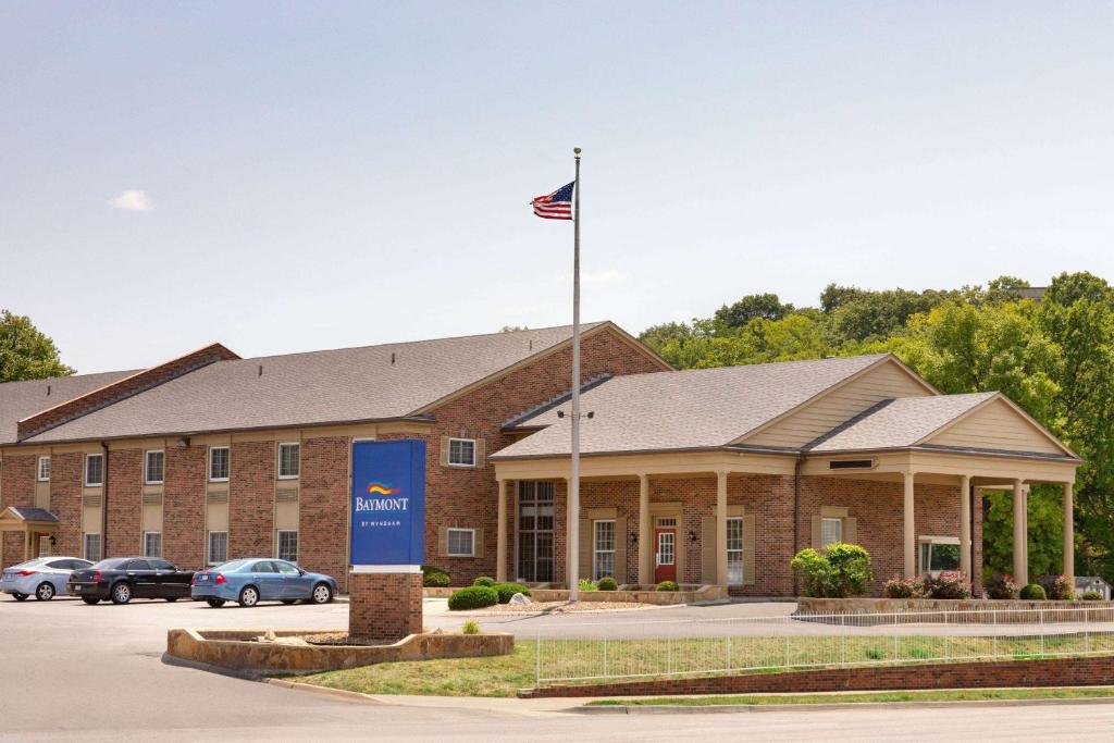 堪萨斯城Baymont by Wyndham Kansas City KU Medical Center的前面有美国国旗的建筑