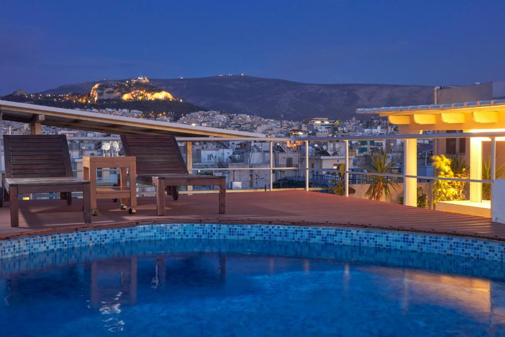雅典Candia Hotel的建筑物屋顶上的游泳池