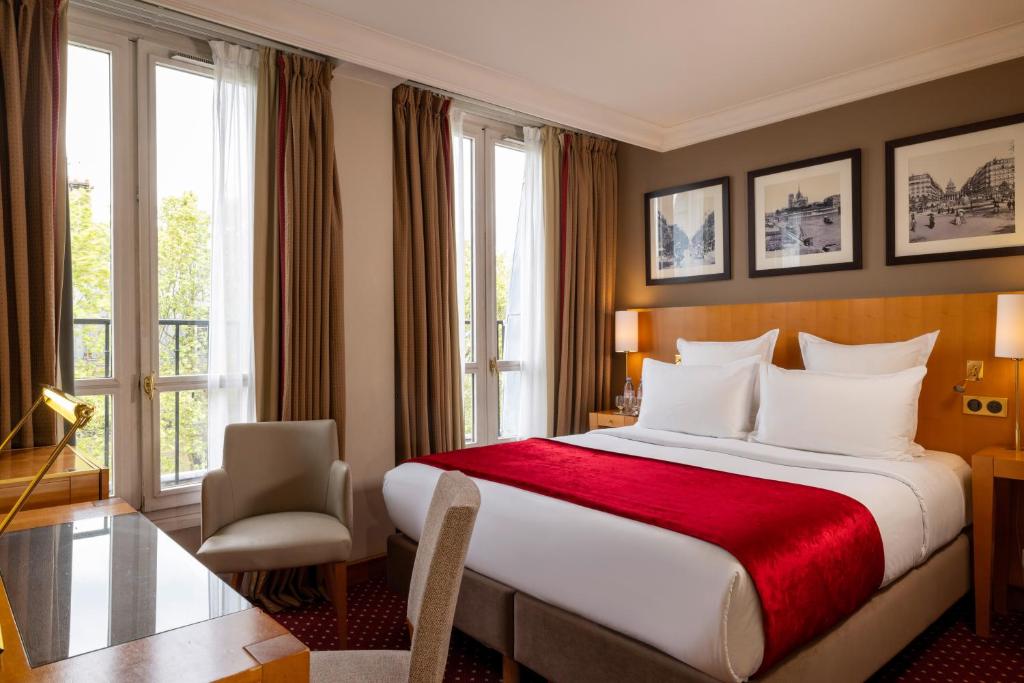 巴黎皇家圣米歇尔酒店的一间设有大床和窗户的酒店客房