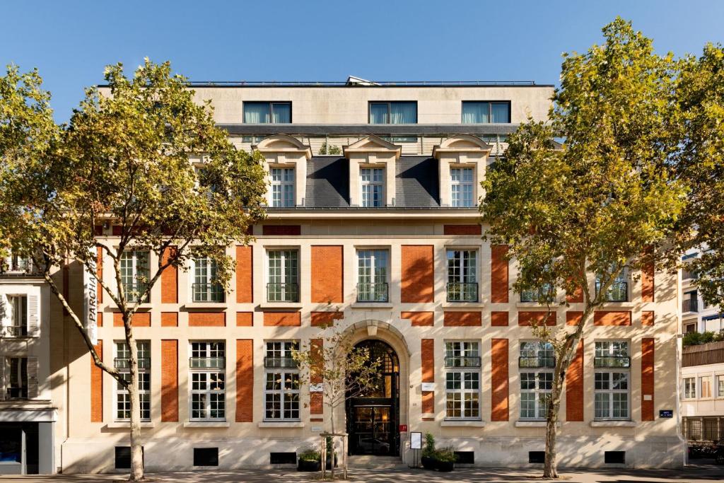 布洛涅-比扬古Le Parchamp, a Tribute Portfolio Hotel, Paris Boulogne的公寓大楼前方设有拱门