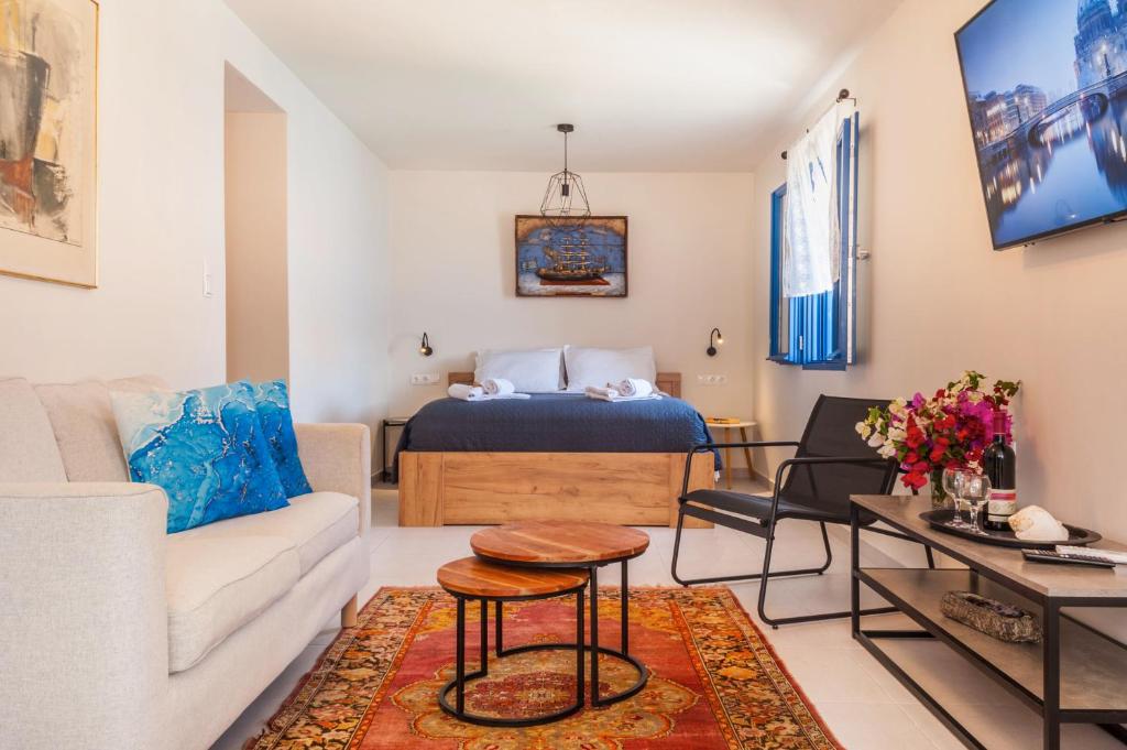 哈尔基岛Porphyra Studio的客厅配有床和沙发
