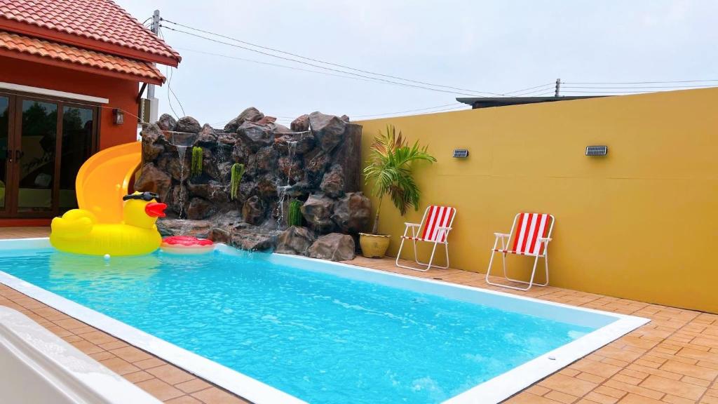 乌隆他尼MARENA Poolvilla UdonThani的一座房子中间带橡皮鸭的游泳池