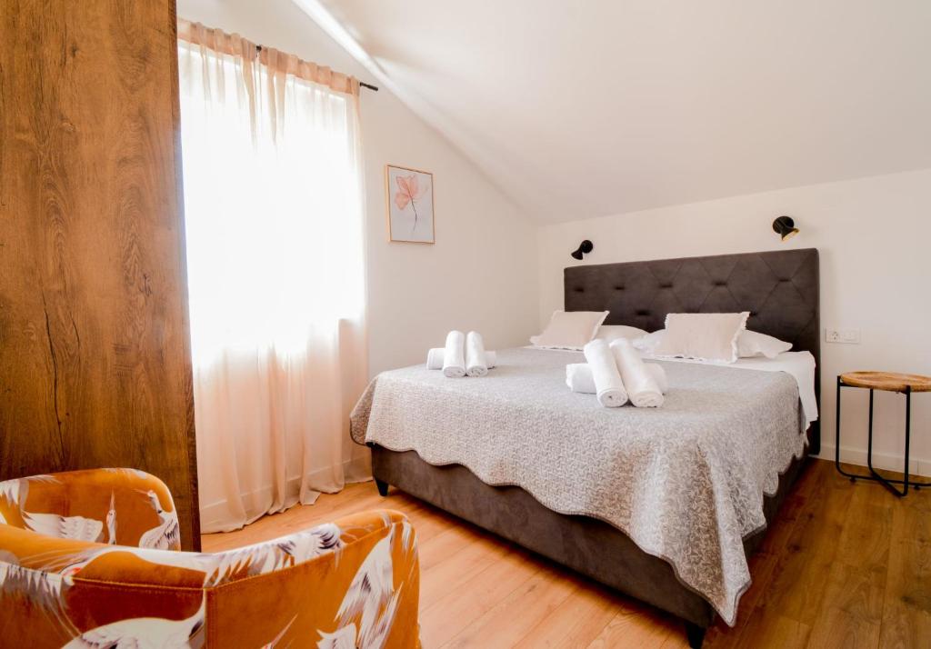 萨利Kuća za odmor LAVANDA的一间卧室设有两张带白色床单的床和窗户。