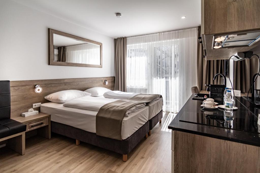 杜塞尔多夫Sleep Inn Düsseldorf的配有一张床和一张书桌的酒店客房