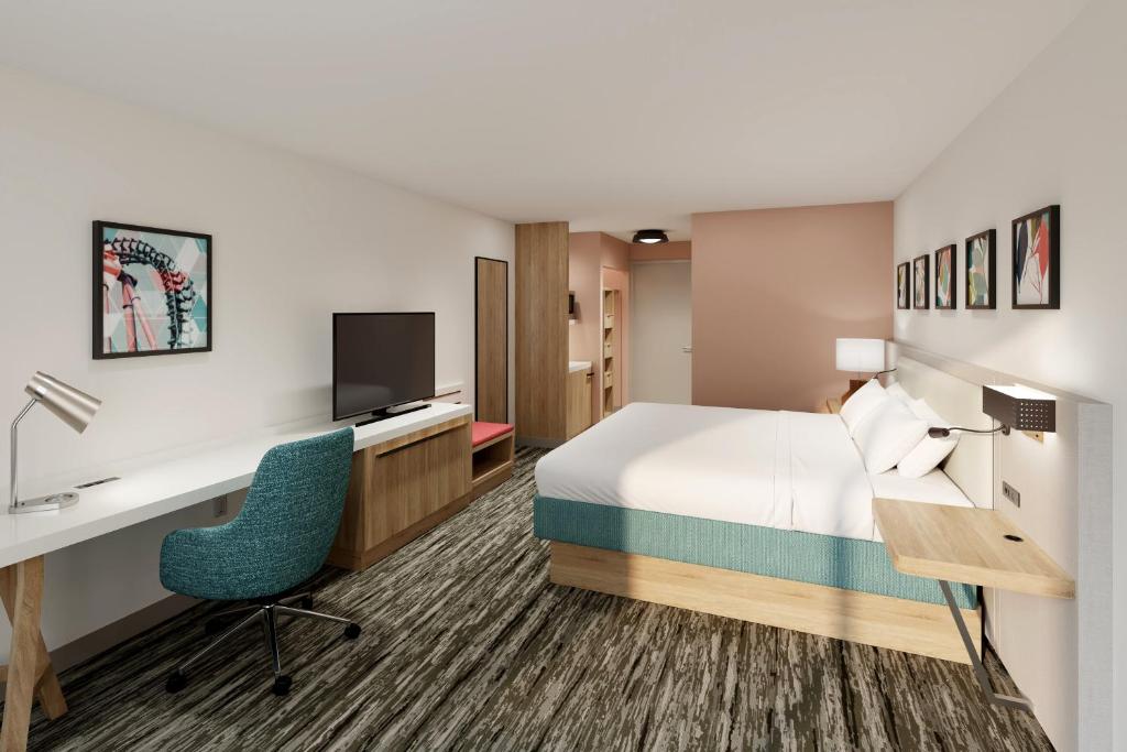 奥兰多奥兰多国际大道北希尔顿花园酒店 的酒店客房配有一张床、一张书桌和一台电脑
