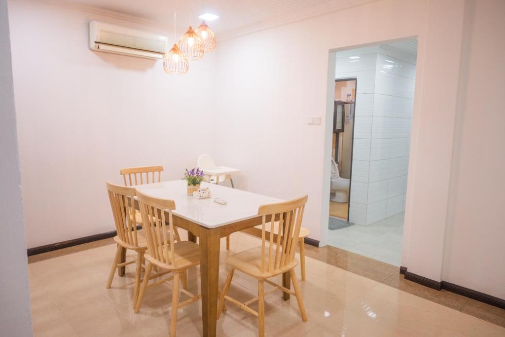 宾南邦Quint Homestay Penampang的一间带桌椅和镜子的用餐室