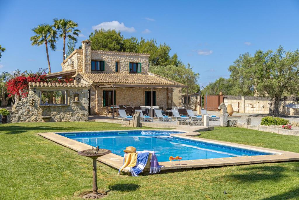 阿尔库迪亚Villa Can Cosme的别墅前设有游泳池
