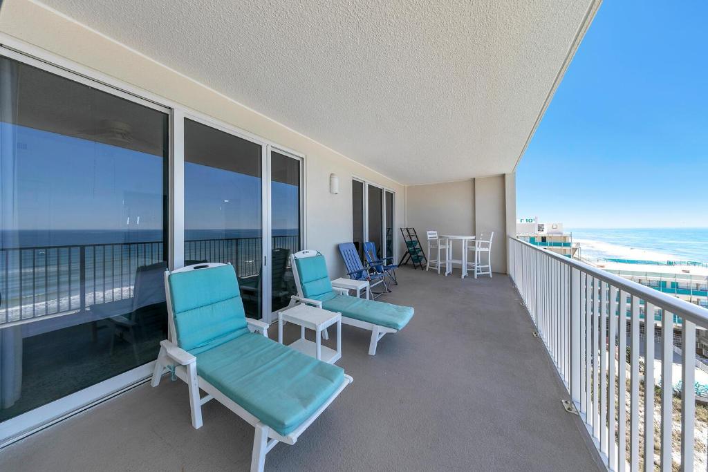 巴拿马城海滩Ocean Reef 904 by Emerald Coast Retreats的阳台配有椅子,享有海景。