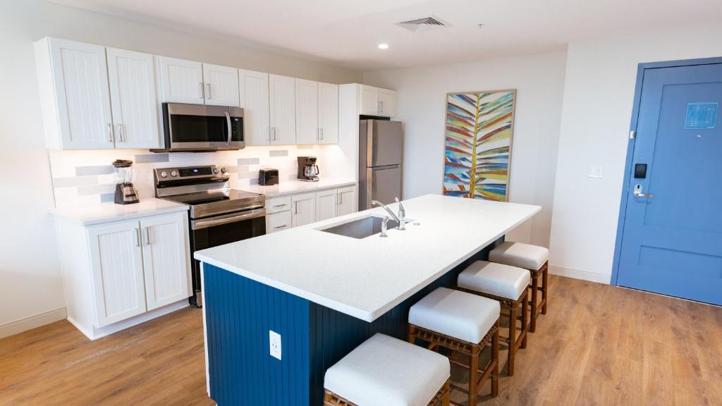 Holiday Inn Club Vacations Myrtle Beach Oceanfront的厨房或小厨房