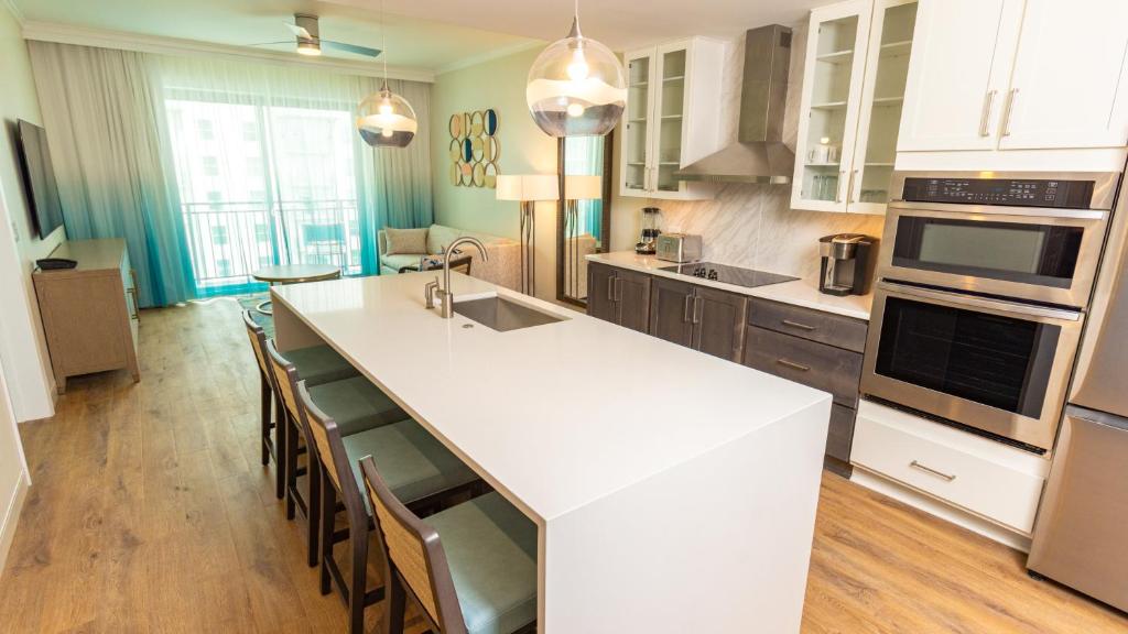 Holiday Inn Club Vacations Myrtle Beach Oceanfront的厨房或小厨房