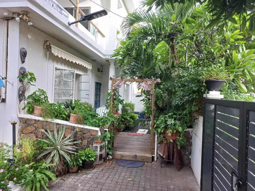 路易港Open Air Café & Apartment 1的植物屋的花园入口