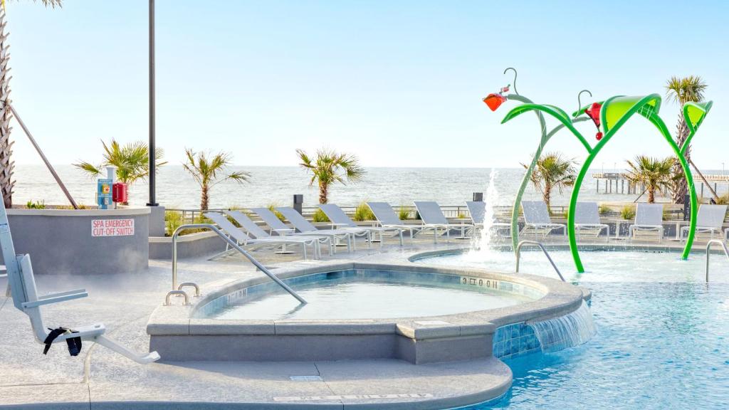 Holiday Inn Club Vacations Myrtle Beach Oceanfront内部或周边的泳池